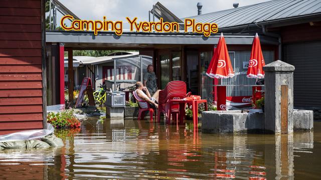 L'eau du lac de Neuchâtel continue de monter autour du Camping Yverdon Plage. [Keystone - Leandre Duggan]