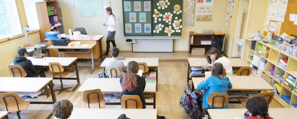 La fermeture des écoles pourrait devenir une option si les cas continuent d'augmenter. [Keystone - Laurent Gillieron]