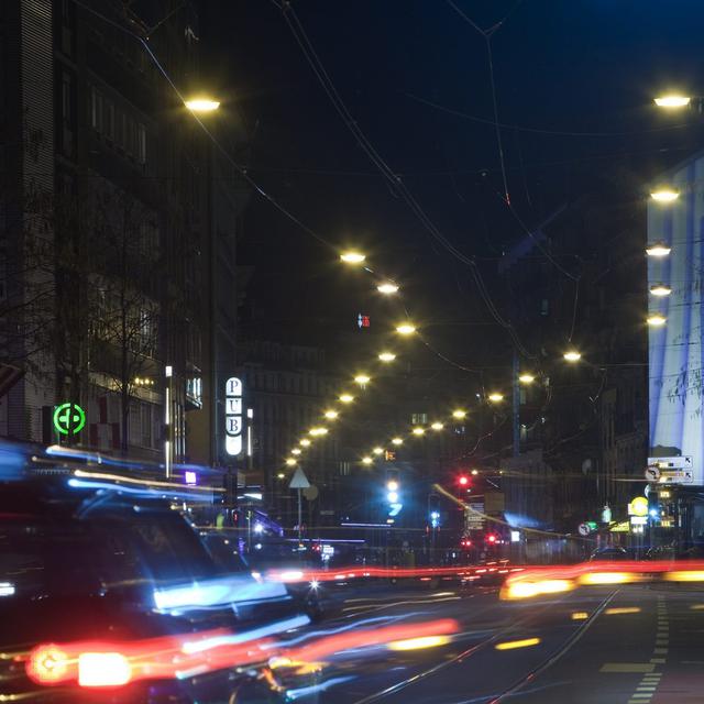 La rue de Lausanne à Genève illuminée par l'éclairage public. [Keystone - Salvatore Di Nolfi]