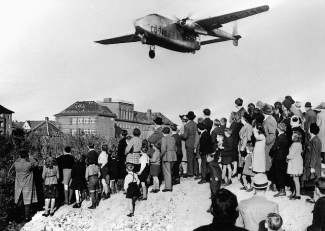 Un bombardier en approche de l'aéroport de Tempelhof à Berlin-Ouest (photo non datée de 1948). [Keystone - Photopress-Archiv]