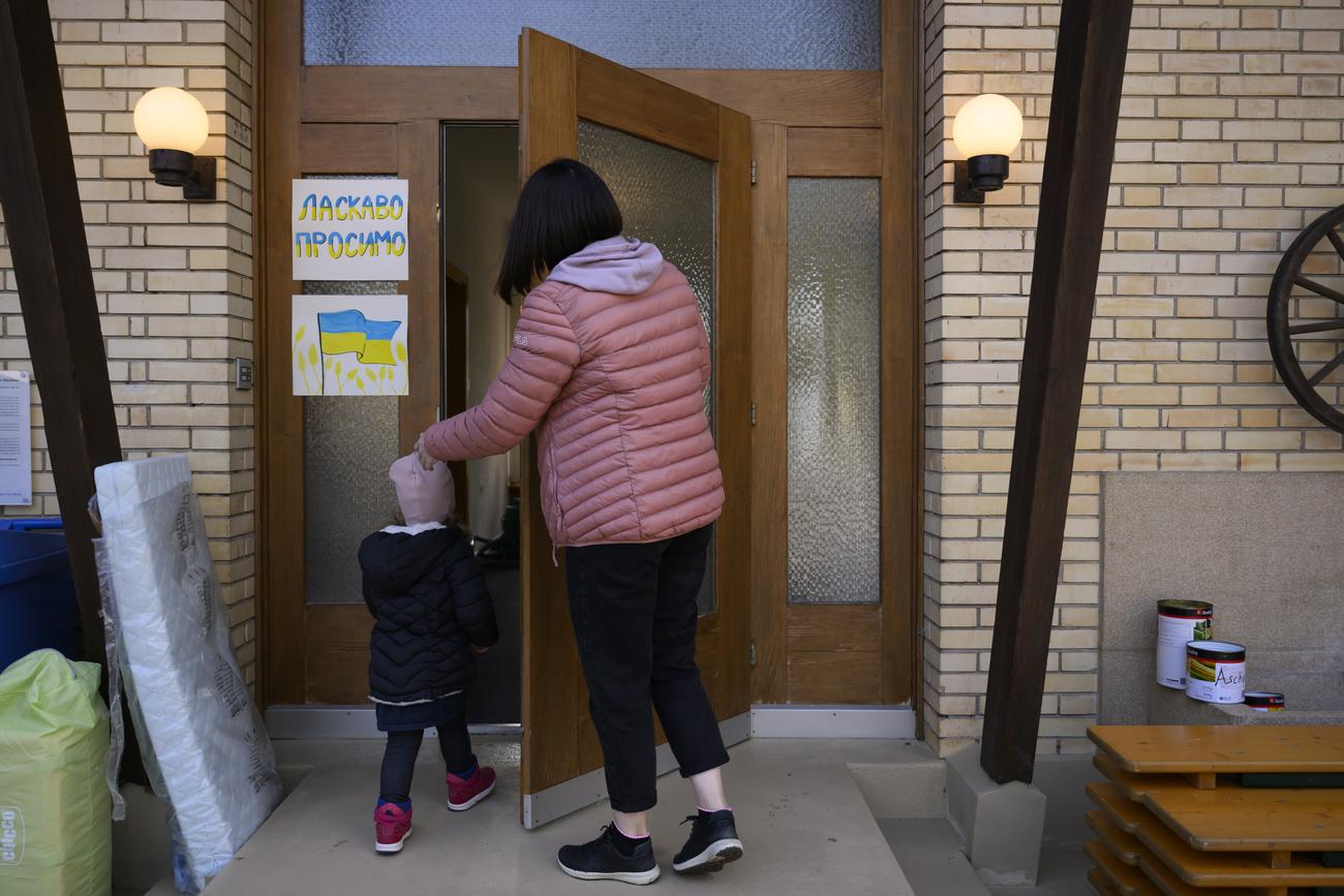 Entre tensions et sentiment d'abandon, des familles accueillant des Ukrainiens sont à bout. [Keystone - Anthony Anex]