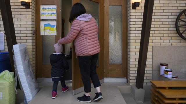 Entre tensions et sentiment d'abandon, des familles accueillant des Ukrainiens sont à bout. [Keystone - Anthony Anex]