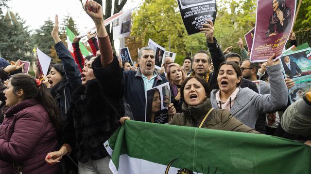 Des personnes manifestent à Berne contre le régime iranien. [Keystone - Peter Klaunzer]