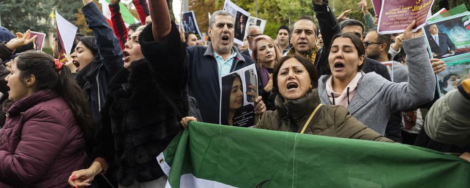 Des personnes manifestent à Berne contre le régime iranien. [Keystone - Peter Klaunzer]