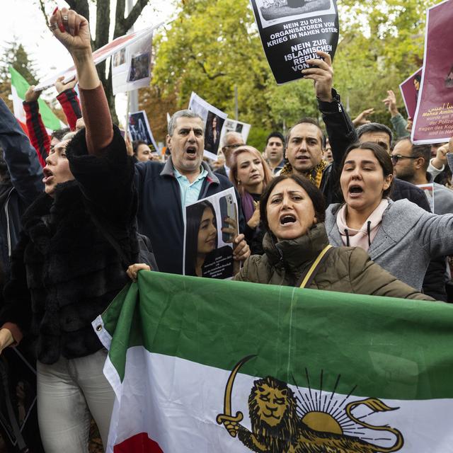 Des personnes manifestent à Berne contre le régime iranien. [Keystone - Peter Klaunzer]