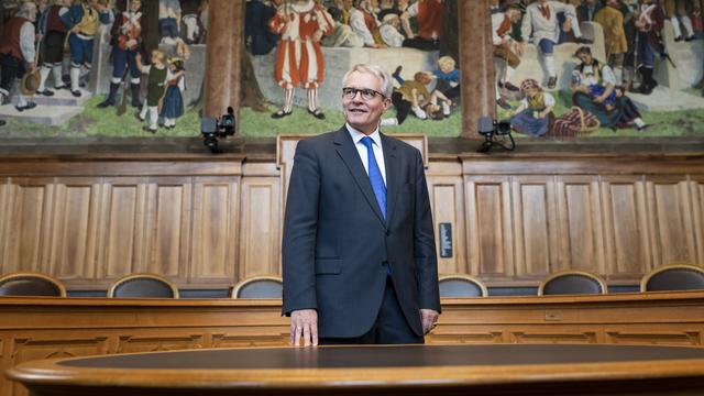 Thomas Hefti pose dans la salle du Conseil des Etats le 17 novembre 2021. Le Glaronnais est alors premier vice-président de la chambre des cantons. Il en prendra la présidence quelques jours plus tard. [Keystone - Alessandro della Valle]