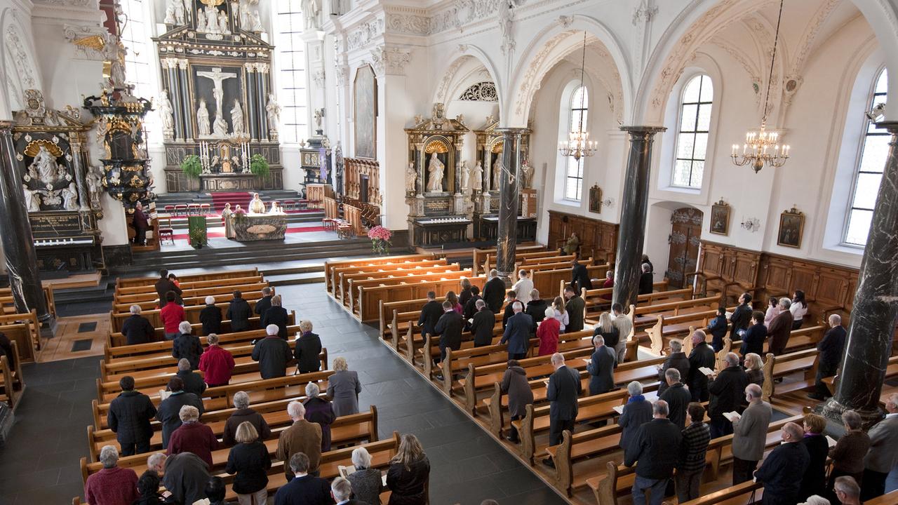 Des catholiques dans l'église de Stans dans le canton de Nidwald. [Keystone - Alessandro Della Bella]