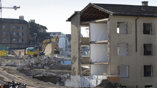 Un bâtiment en train d'être détruit dans le canton de Zurich. [Keystone - Gaëtan Bally]