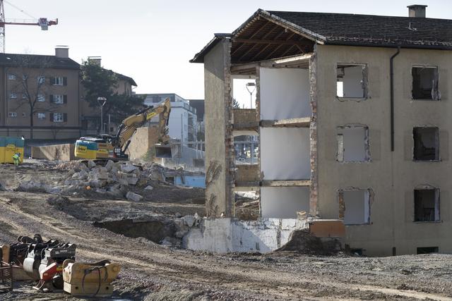 Un bâtiment en train d'être détruit dans le canton de Zurich. [Keystone - Gaëtan Bally]