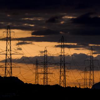 Des pylones  de la ligne a haute tension du réseau électrique à Collonges (VS). [Keystone - Jean-Christophe Bott]