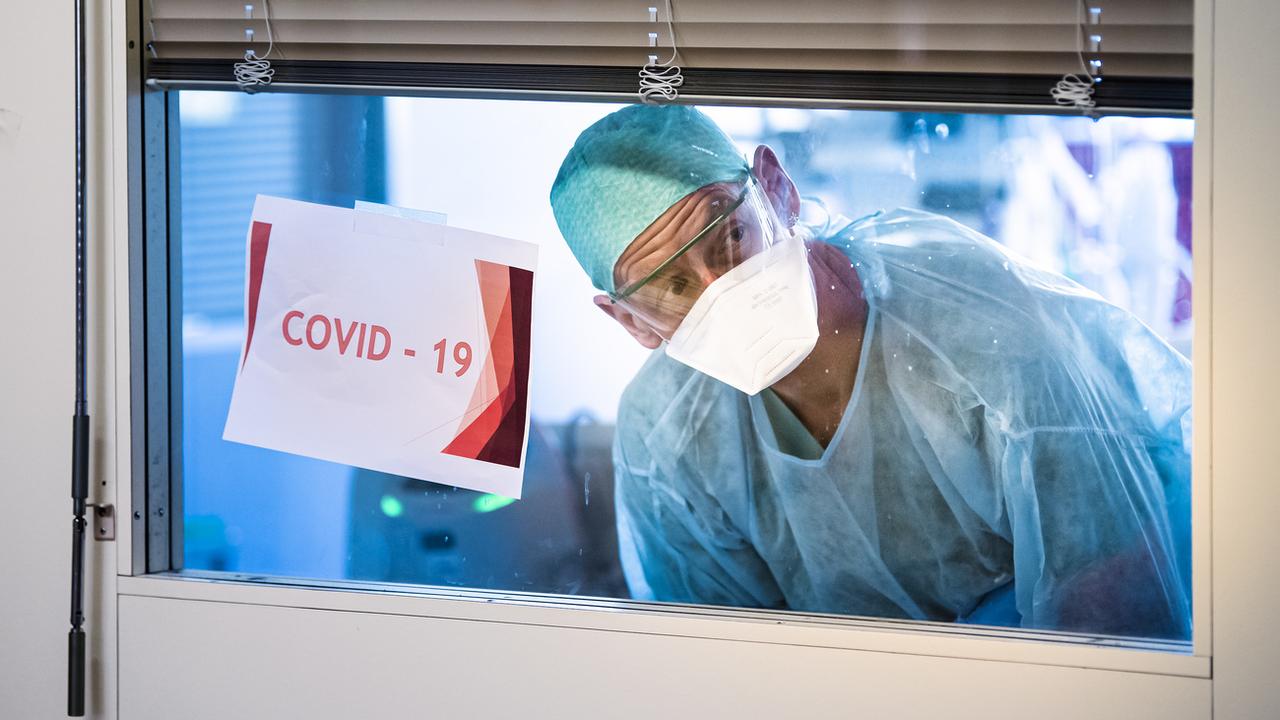 Augmentation du nombre de cas de coronavirus en sept jours [KEYSTONE - Jean-Christophe Bott]