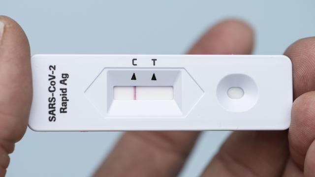 Un auto-test Covid négatif. [Keystone - Christian Beutler]