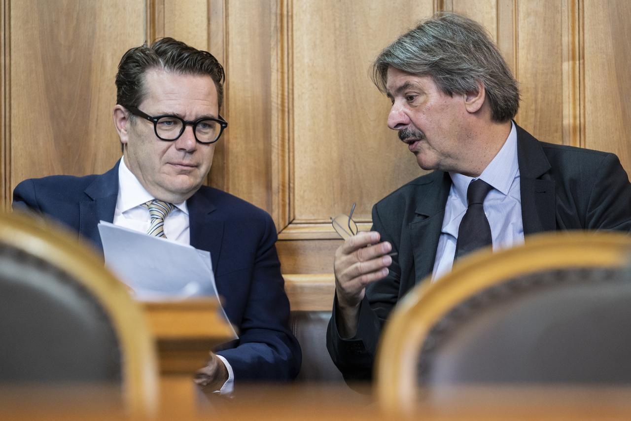 Les représentants saint-gallois à la Chambre basse, Paul Rechsteiner, PS, à droite sur la photo, et Benedikt Wuerth, du Centre, à gauche sur la photo, discutent lors de la session d'automne des Chambres fédérales, le mardi 13 septembre 2022 au Conseil des Etats à Berne. [KEYSTONE - Alessandro della Valle]