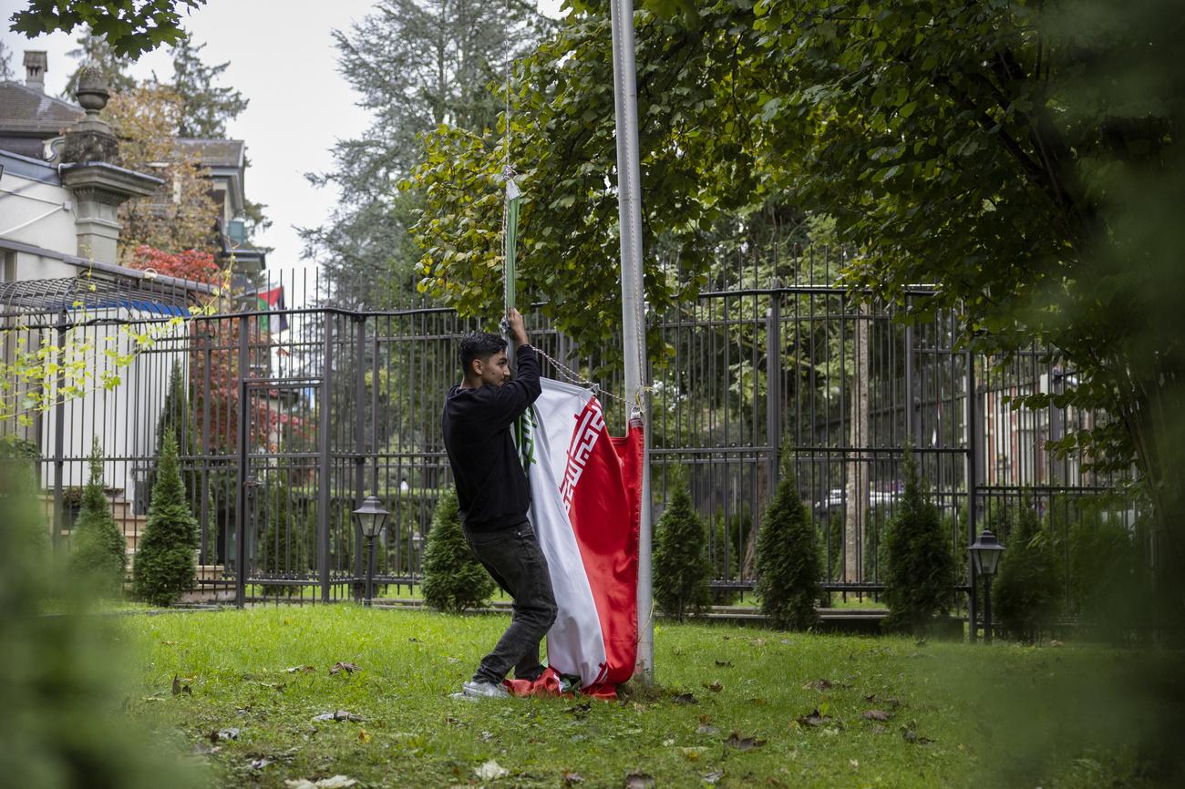 Un manifestant a enlevé le drapeau iranien à l'ambassade de Berne. [Keystone - Peter Klaunzer]