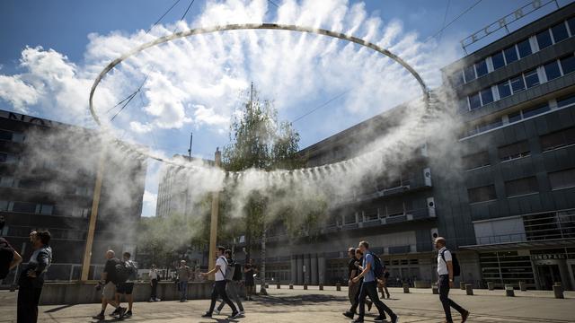 A Zurich, un brumisateur géant a été mis en place pour lutter localement contre l'effet "îlot de chaleur" [KEYSTONE - ALEXANDRA WEY]