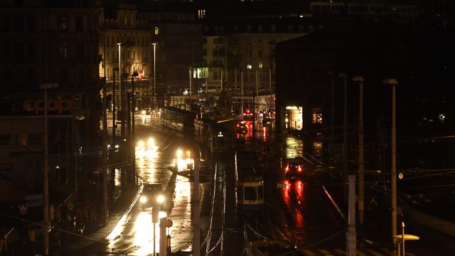 Vue sur la Bahnhofplatz de Zurich lors d'une coupure de courant en 2016. [Keystone - Walter Bieri]