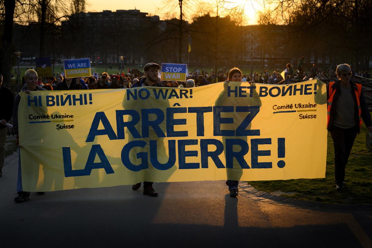 Près de 400 personnes se sont rassemblées mardi en fin de journée au parc de Milan à Lausanne. [Keystone/EPA - Laurent Gillieron]