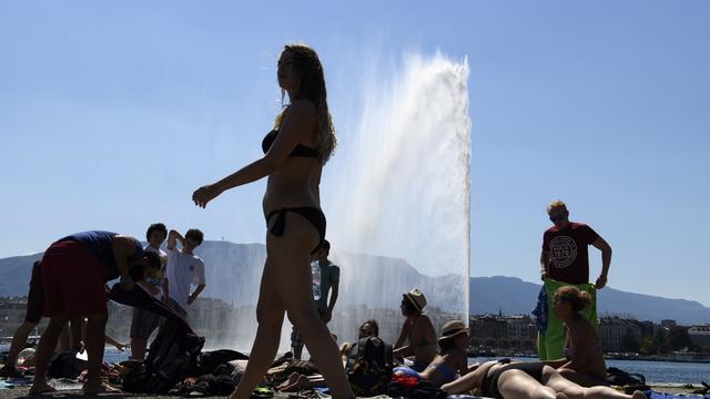 En février, la Ville de Genève avait décidé de supprimer l'article qui imposait des "tenues correctes" dans les piscines. [Keystone - Martial Trezzini]