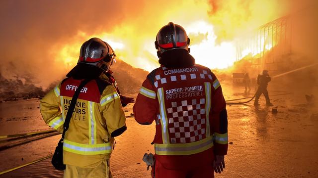 Dans la nuit du jeudi au vendredi 30 juin 2023, un gros incendie s’est déclenché au centre de recyclage Serbeco à Satigny (GE). [Incendie secours Geneve]