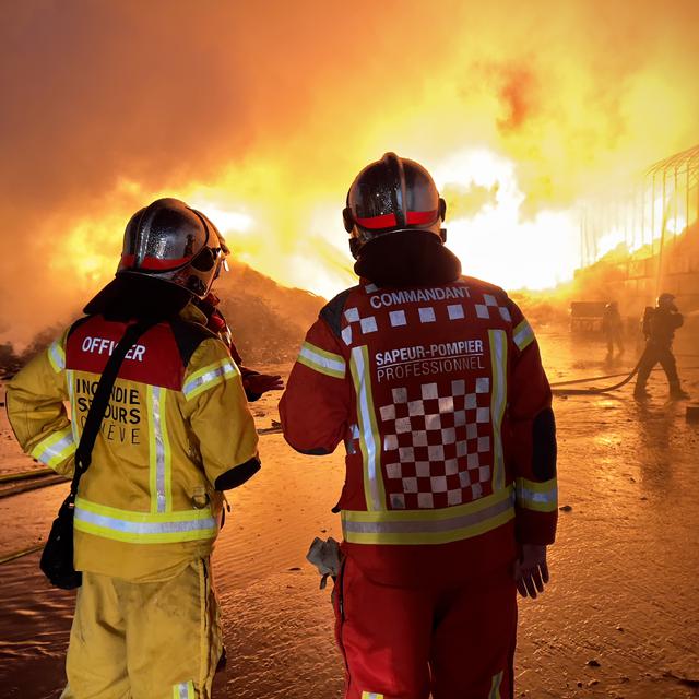 Dans la nuit du jeudi au vendredi 30 juin 2023, un gros incendie s’est déclenché au centre de recyclage Serbeco à Satigny (GE). [Incendie secours Geneve]
