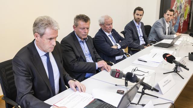 Le commandant de la police valaisanne Christian Varone, le conseiller municipal de la ville de Berne Reto Nause, le conseiller d'Etat lucernois Paul Winiker de la CCDJP, Claudius Schaefer, CEO de la Swiss Football League SFL et Wanja Greuel, CEO du BSC Young Boys, de gauche à droite, expliquent le résultat de leurs délibérations sur l'introduction de billets personnalisés et d'autres mesures visant à éviter la violence dans le cadre des matches de football de la Super League, le lundi 13 mars 2023 à Berne. [Keystone - Alessandro della Valle]