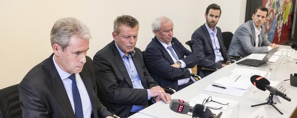 Le commandant de la police valaisanne Christian Varone, le conseiller municipal de la ville de Berne Reto Nause, le conseiller d'Etat lucernois Paul Winiker de la CCDJP, Claudius Schaefer, CEO de la Swiss Football League SFL et Wanja Greuel, CEO du BSC Young Boys, de gauche à droite, expliquent le résultat de leurs délibérations sur l'introduction de billets personnalisés et d'autres mesures visant à éviter la violence dans le cadre des matches de football de la Super League, le lundi 13 mars 2023 à Berne. [Keystone - Alessandro della Valle]