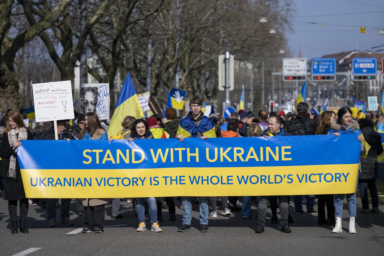 Quelque 2000 personnes manifestent à Berne en soutien à l'Ukraine. [Keystone - Peter Schneider]
