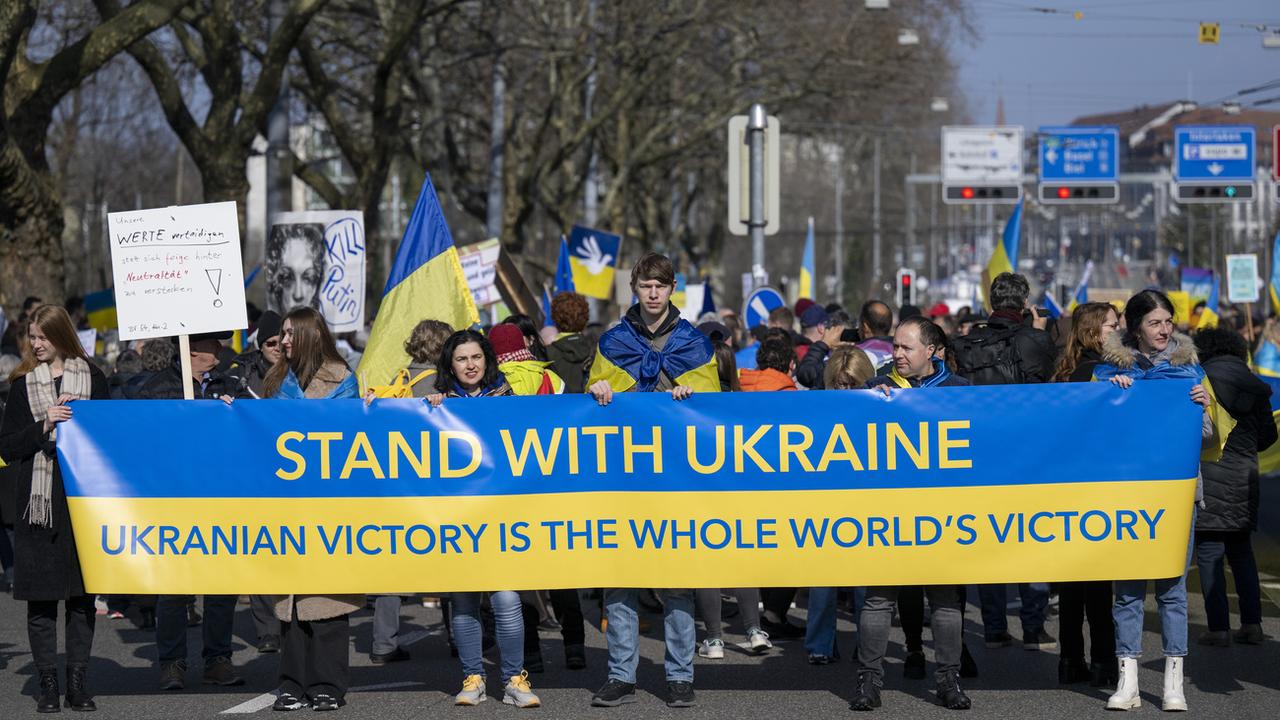 Quelque 2000 personnes manifestent à Berne en soutien à l'Ukraine. [Keystone - Peter Schneider]