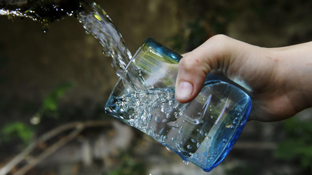 La commission de l'économie et des redevances du Conseil national souhaite maintenir les sources d'eau en mains helvétiques. [Keystone - Manu Friederich]