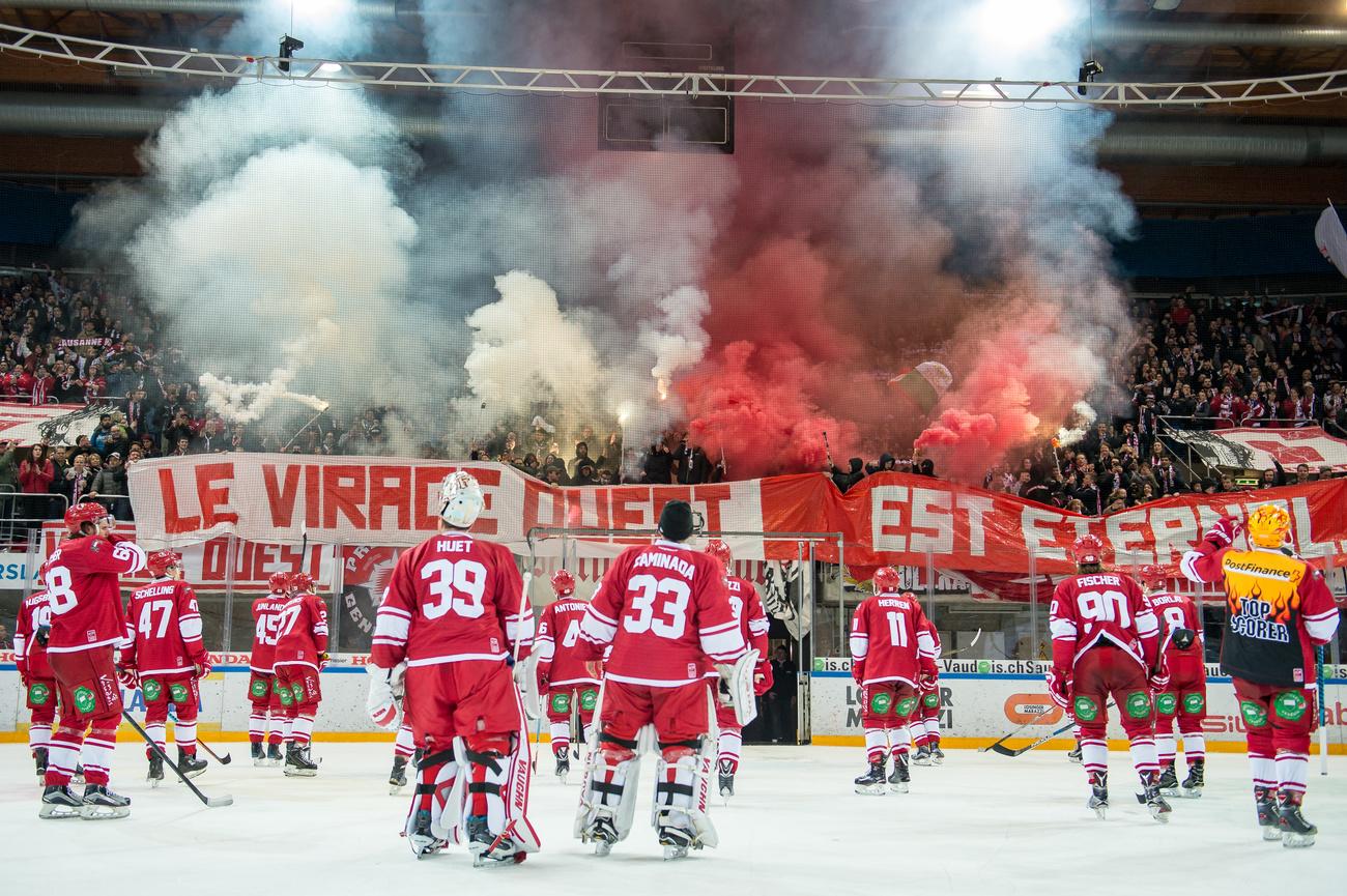 Les supporters lausannois lors de la rencontre de hockey sur glace de National League entre le Lausanne Hockey Club et le HC Lugano, le 24 février 2017 à la patinoire de Malley à Lausanne. [Keystone - Robert Hradil]