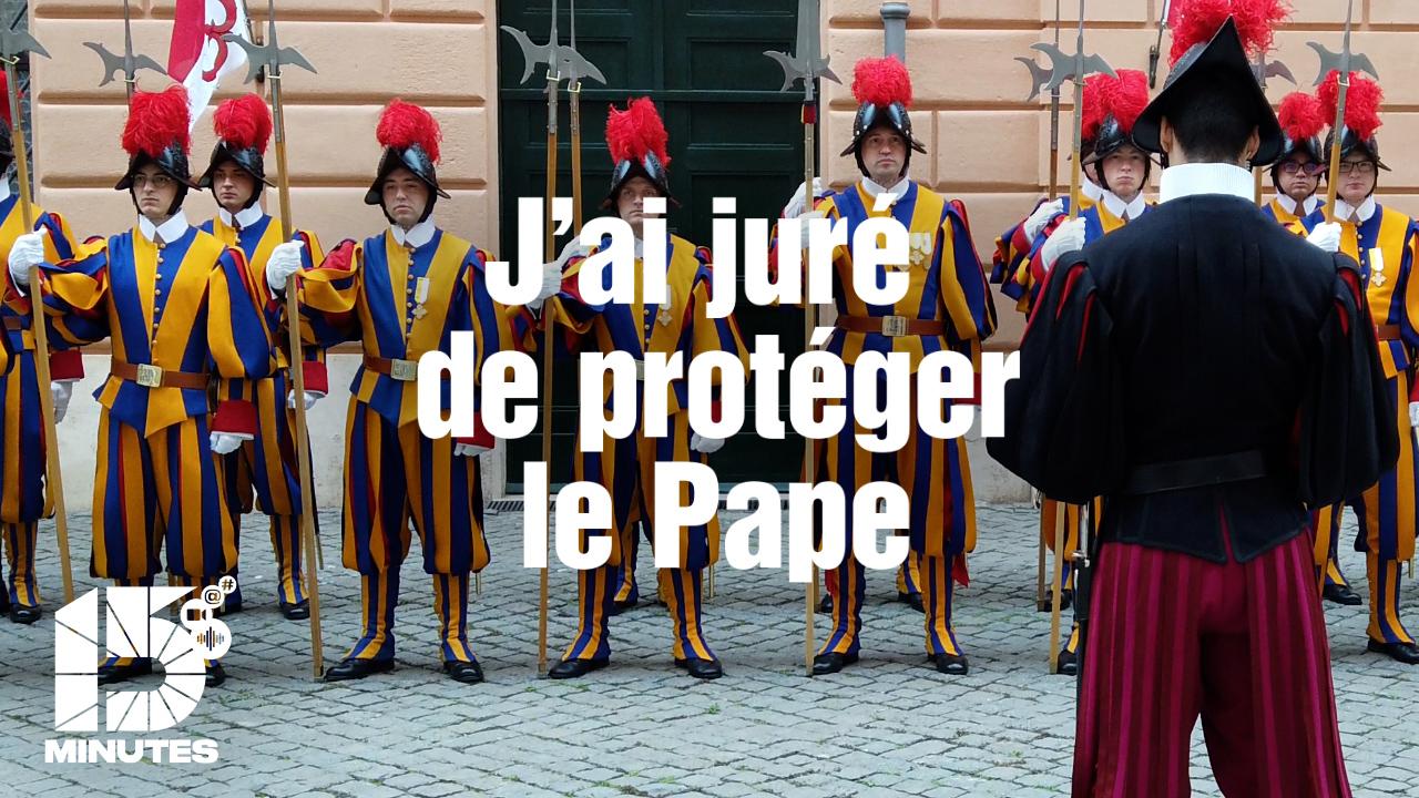 Les gardes pontificaux dans la cour d'honneur de la caserne [RTS - Coraline Pauchard]