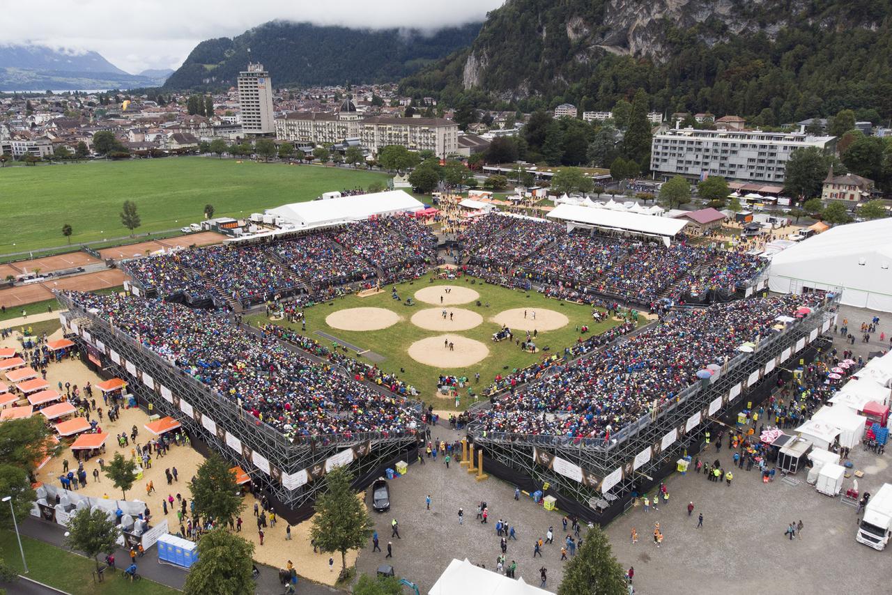 Vue de la place de lutte lors de la lutte d'Unspunnen 2023, le dimanche 27 août 2023 sur la Hoehenmatte, à Interlaken. [Keystone - Anthony Anex]