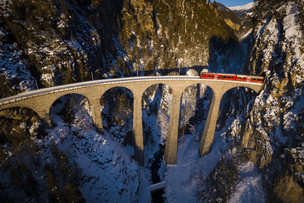 Un train des Chemins de fer rhétiques (RhB) passe sur le viaduc emblématique de Landwasser, le jeudi 24 janvier 2019. [Keystone - Valentin Flauraud]