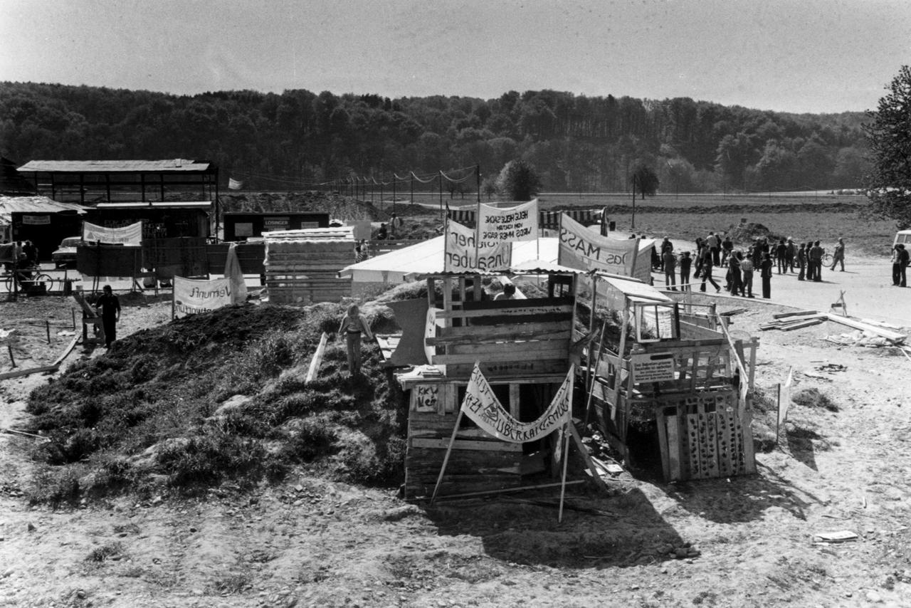 Le terrain du projet de centrale nucléaire à Kaiseraugst occupé par des activistes en 1975. [Keystone/ Photopress-Archiv - STR]