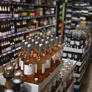 Addiction Suisse veut interdire la vente d’alcool en magasin dès la nuit tombée (image d'illustration). [Keystone - Christophe Simon]
