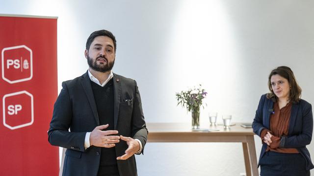 Le co-président du PS Cedric Wermuth et la co-présidente Mattea Meyer, lors de la présentation des ambitions pour les élections fédérales 2023, le 10 janvier 2023 à Berne. [KEYSTONE - Peter Schneider]