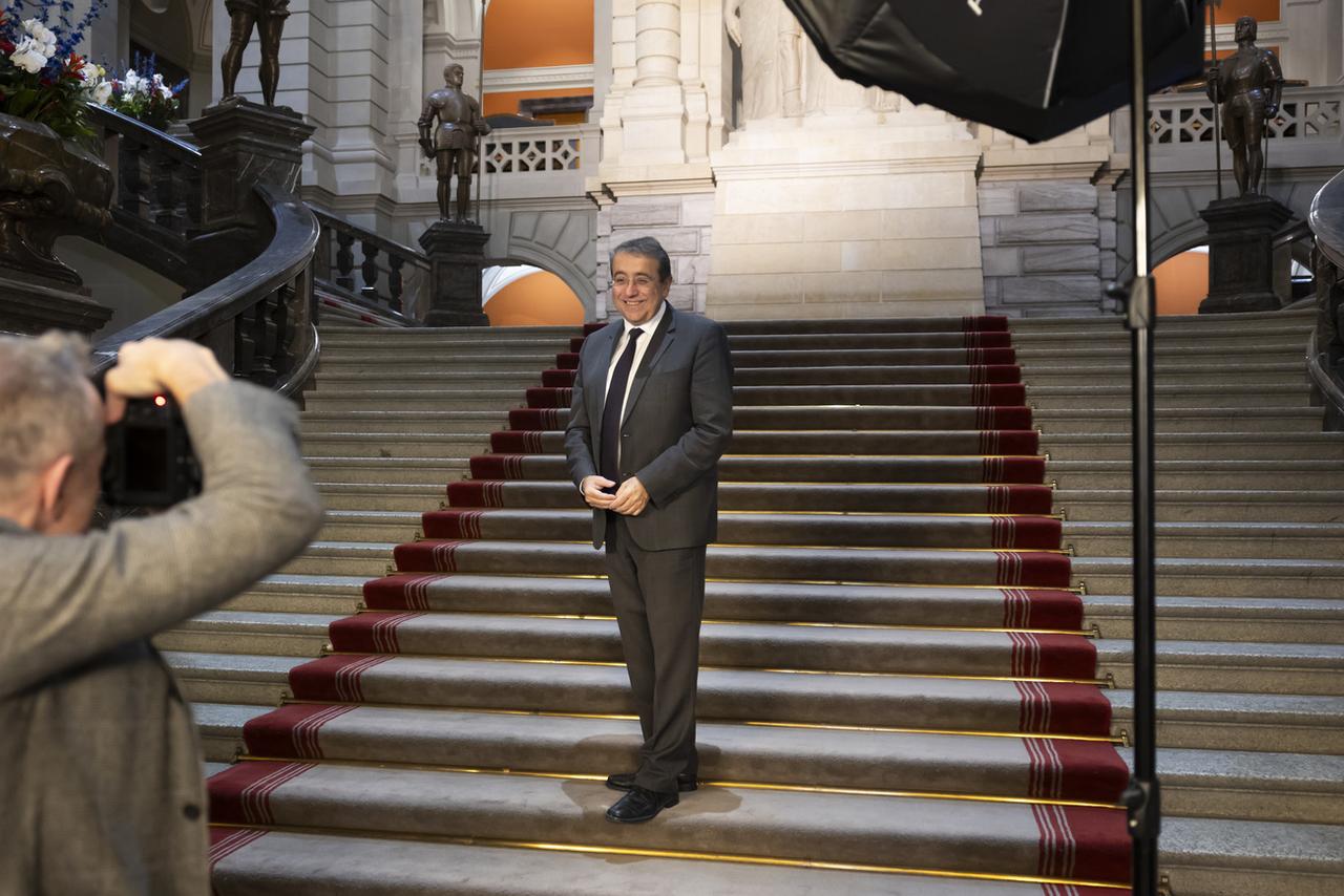 Le conseiller aux Etats nouvellement élu Pascal Broulis pose pour une photo lors de la journée d'accueil des nouveaux élus, ce vendredi. [Keystone - Peter Klaunzer]