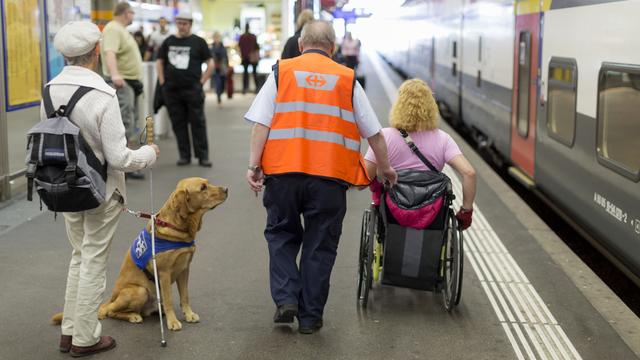 Selon l'étude mandatée par Pro Infirmis, quatre personnes handicapées sur cinq ont le sentiment que leur participation sociale est fortement limitée en raison de leur handicap. [Keystone - Gaetan Bally]