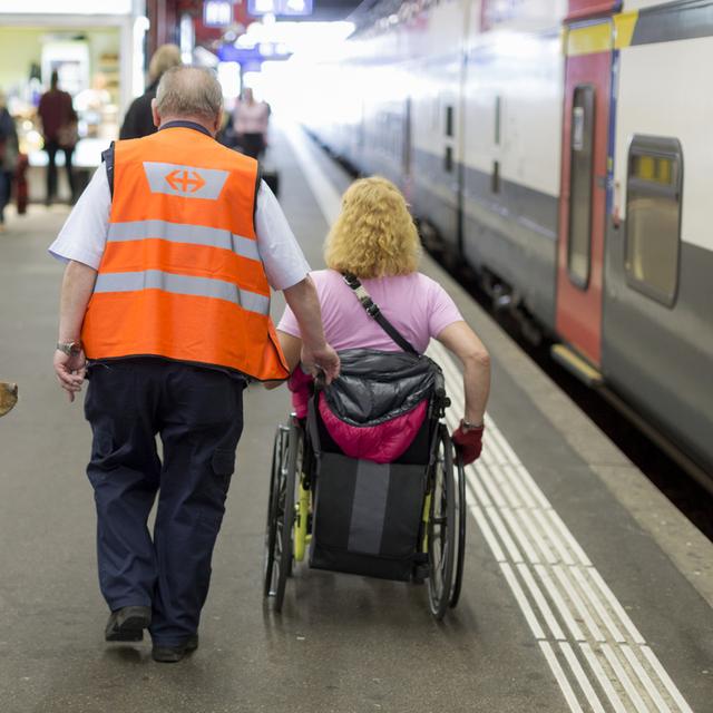 Selon l'étude mandatée par Pro Infirmis, quatre personnes handicapées sur cinq ont le sentiment que leur participation sociale est fortement limitée en raison de leur handicap. [Keystone - Gaetan Bally]