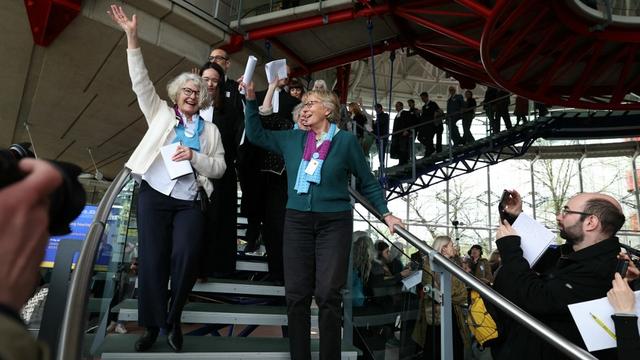 Des membres de l'association suisse des "Aînées pour la protection du climat" se réjouissent après l'arrêt rendu par la CEDH, le 9 avril 2024. [AFP - FREDERICK FLORIN]
