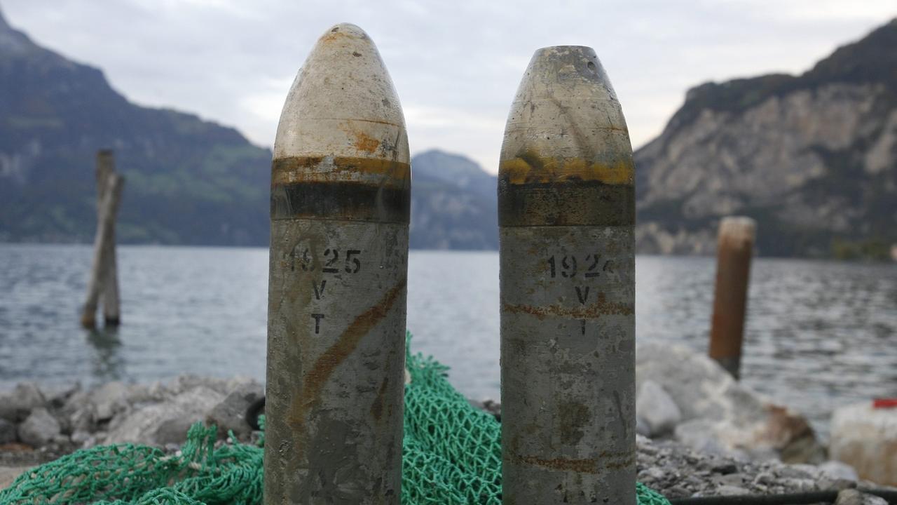 En 2008, des experts de l'armée suisse ont repêché des échantillons des quelque 3360 tonnes de différents types de munitions immergées dans le Lac des Quatre Cantons depuis les années 1960. [KEYSTONE - URS FLUEELER]