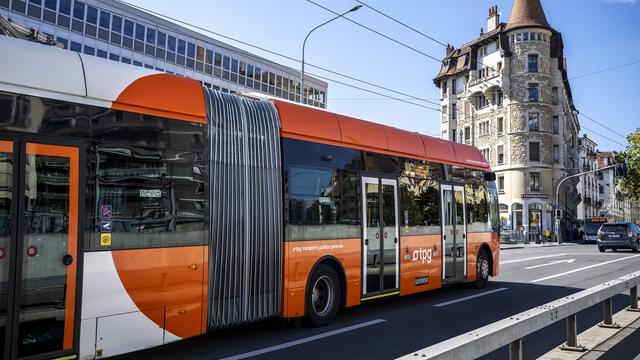 Un bus des TPG à Genève en 2022. (image d'illustration) [KEYSTONE - MARTIAL TREZZINI]