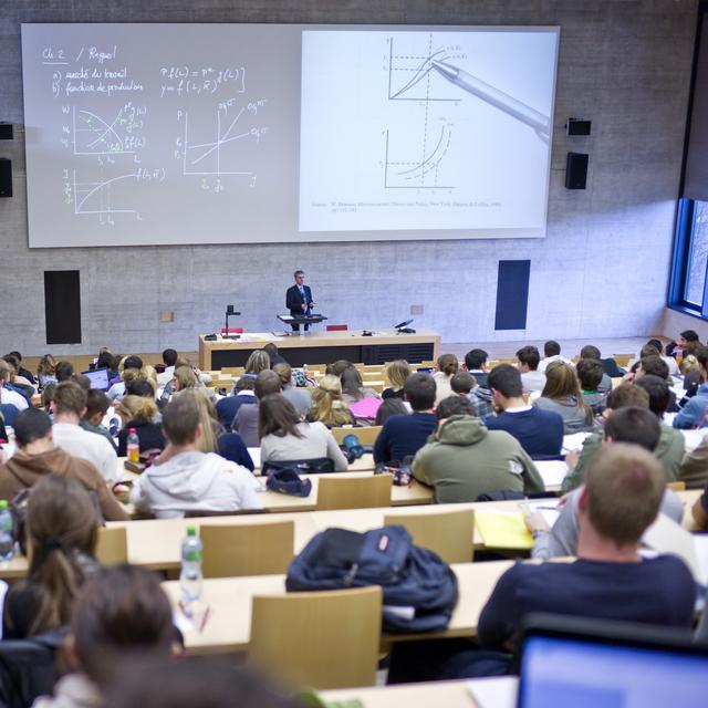 Un cours à l'Université de Fribourg en décembre 2009 (image d'illustration). [KEYSTONE - MARTIN RUETSCHI]