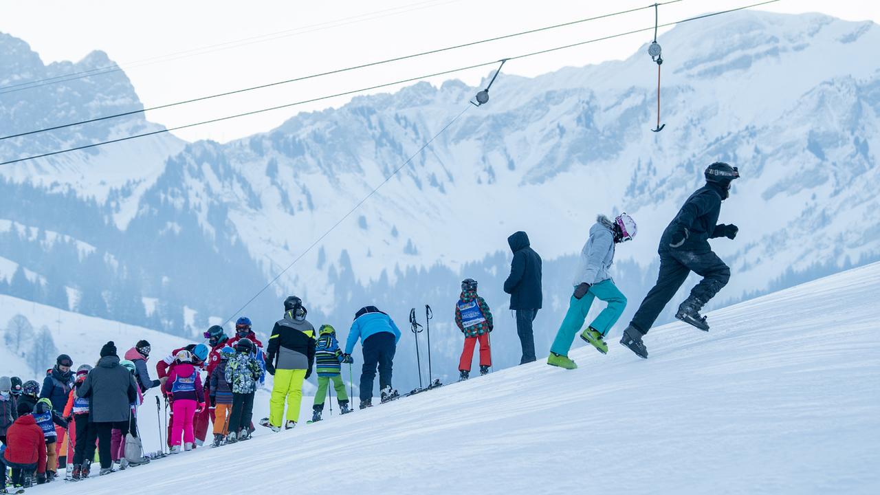 Le coût d'une semaine de ski peut passer du simple au double pour une famille entre la station tessinoise d'Airolo et celle de Verbier, selon l'étude de la banque Cler. [Keystone - Urs Flueeler]