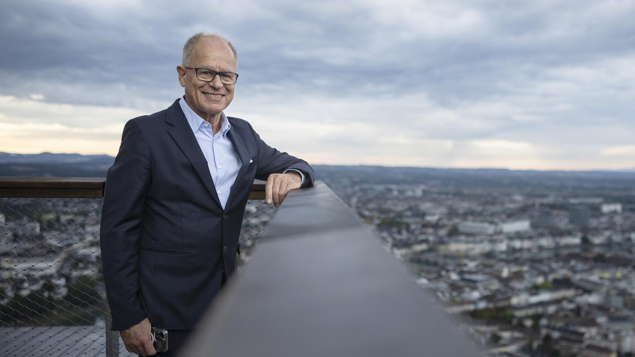 L'architecte Pierre de Meuron pose sur le balcon du 47e étage de la Tour Roche 2 à Bâle, à l'occasion de l'inauguration, le vendredi 2 septembre 2022. [KEYSTONE - MICHAEL BUHOLZER]