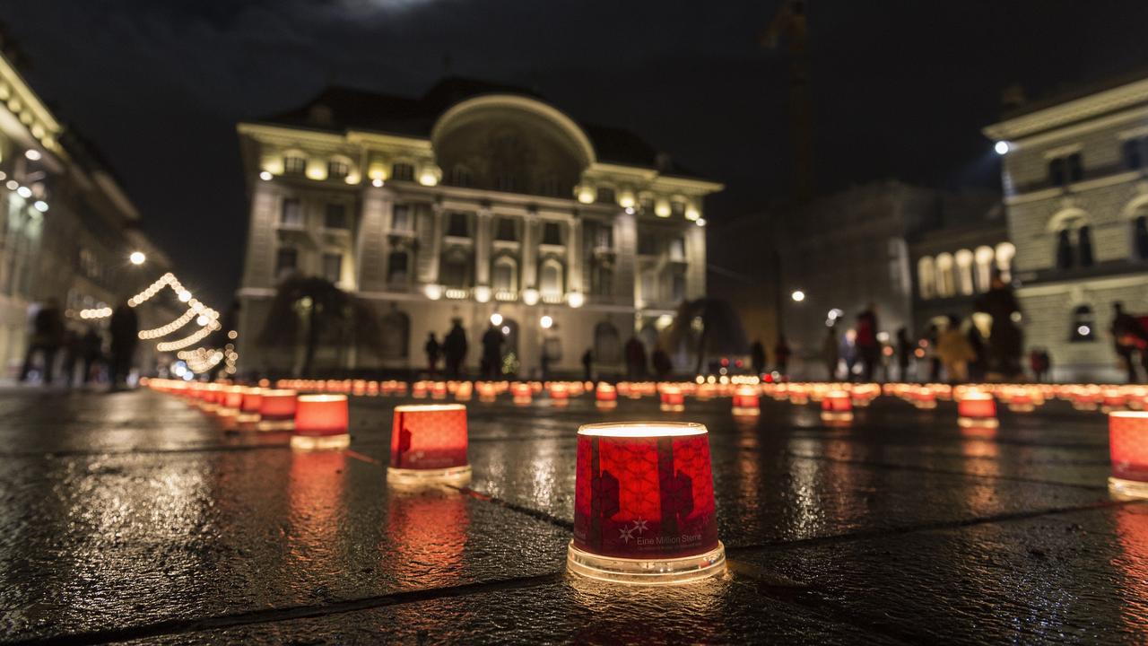 Des centaines de bougies illuminent la Place fédérale le samedi 14 décembre 2013 à Berne à l'occasion de l'action « Un million d'étoiles. (Archive) [KEYSTONE - ALESSANDRO DELLA VALLE]