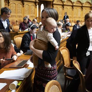 La conseillère nationale Sarah Wyss a été la première à siéger au Parlement suisse avec son bébé. [Keystone - Peter Klaunzer]