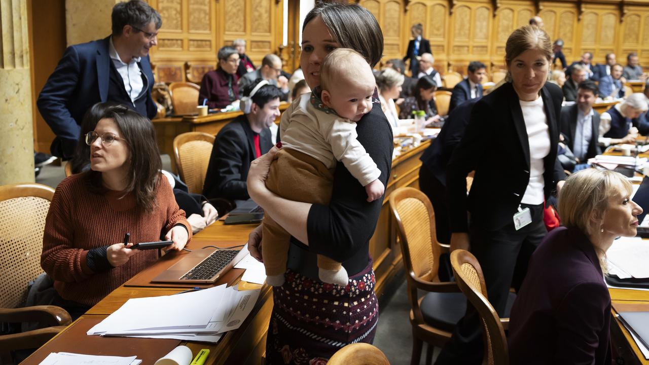 La conseillère nationale Sarah Wyss a été la première à siéger au Parlement suisse avec son bébé. [Keystone - Peter Klaunzer]