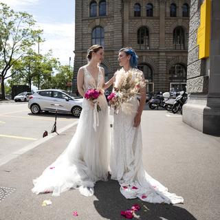 Un couple de deux femmes à leur mariage (image d'illustration). [Keystone - Alexandra Wey]