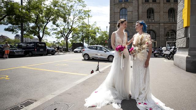 Un couple de deux femmes à leur mariage (image d'illustration). [Keystone - Alexandra Wey]